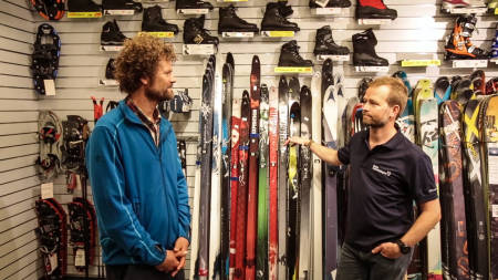 EKSPERTENE: UTEs Pål-Trygve Gamme og Øystein Halvorsen fra Sportslageret blir enige og hvordan en skal velge seg rett fjellski. Bilde: Christian Nerdrum