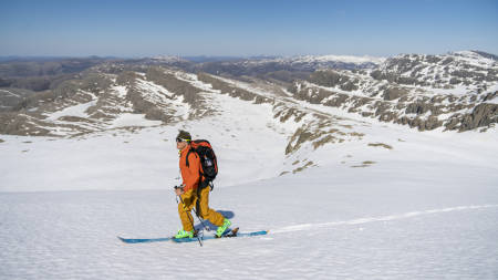 Fred Syversen har kommet opp på breen i Ålfoten. Hyllene i bakgrunnen. Foto: Magnus Roaldset Furset