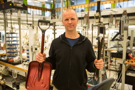 TA ANSVAR: Alle ansvarlige fjellskifolk skal ha med seg sikkerhetsutstyr på tur. Bilde: Christian Nerdrum