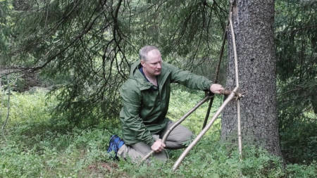 REISVERKET: Offiseren er i gang med rammeverket av sengen.