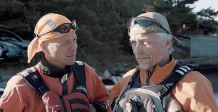 Lars Verket tar med seg Jarle for å vise deg hvordan du kan padle i bølger på havet.