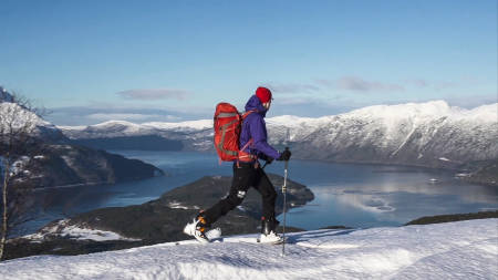 TA ANSVAR: Sørg for at du har med deg de riktige tingene i sekken. Det er ikke alltid sol og vindstille på fjellet. Foto: Heidi Kysnes Høyheim