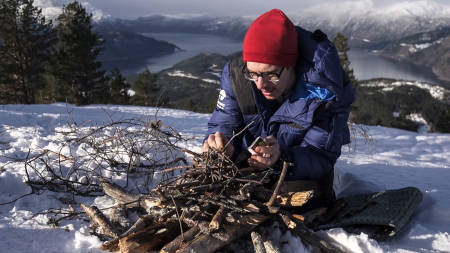 LAG PÅ LAG: Det gjelder å ha en god plan. Her skal du endelig lære hvordan du kan gjøre opp varme på en hvilken som helst vinterdag. Foto: Heidi Kysnes Høyheim