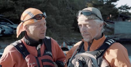 Lars Verket tar med seg Jarle for å vise deg hvordan du kan padle i bølger på havet.