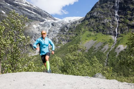 CAND. LØPE: Programleder Malene Haukøy kan mye om hvordan kroppen fungerer under ekstrem og langvarig påkjenning. På Olympiatoppen fyller hun på med ytterligere kunnskap i møte med ernæringsekspert Ina Garthe. Bilde: Christian Nerdrum