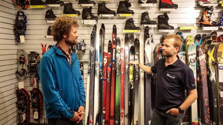 EKSPERTENE: UTEs Pål-Trygve Gamme og Øystein Halvorsen fra Sportslageret blir enige og hvordan en skal velge seg rett fjellski. Bilde: Christian Nerdrum