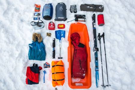 RUSTET FOR FJELLSKITUR: Vinterfriluftsliv krever litt mer, men mye av det du allerede har kan benyttes. Foto: Marte Stensland Jørgensen