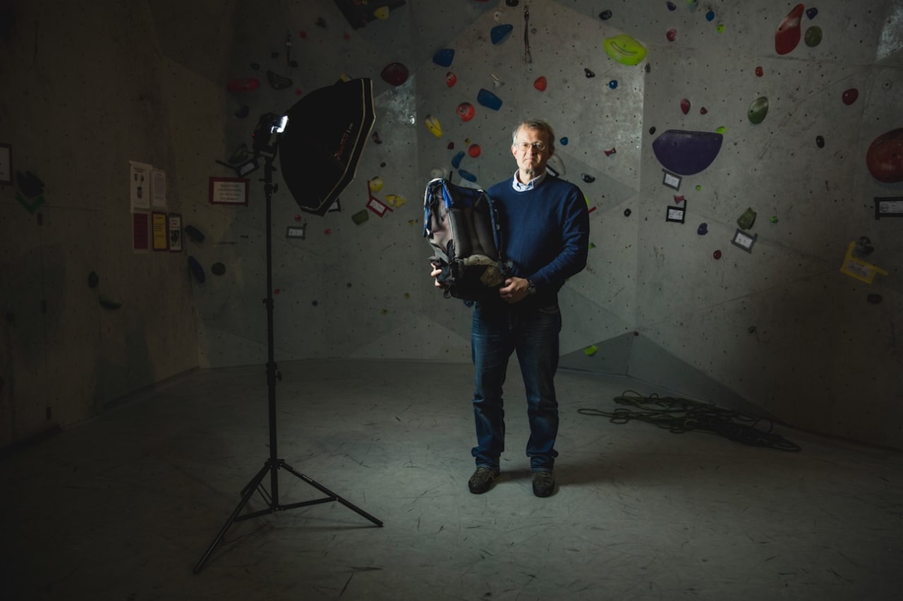 FAVORITTEN: Norrøna lager ikke lenger Besshø-sekken. Klatrer og forfatter Arne Larsen har sikret seg noen reserver når han har kommet over dem i bruktbutikker. Foto: Line Hårklau