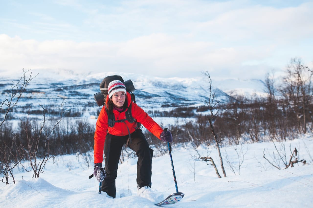 SÅ LAVT SOM MULIG: Med korte staver er det lettere å holde fingrene varme. Men du skal også kunne gå normalt oppover. Foto: Marte Stensland Jørgensen