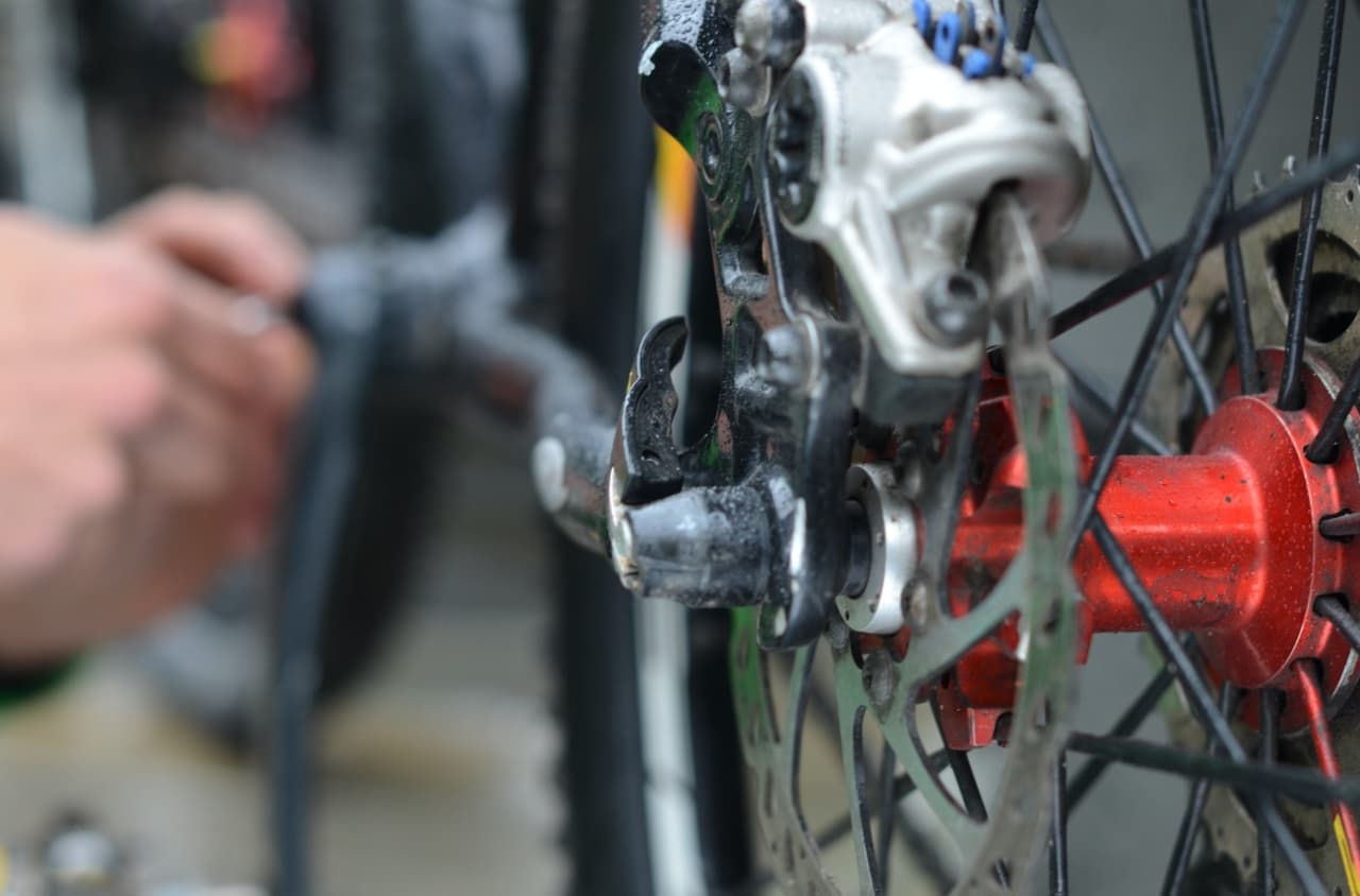 Vedlikehold av en elsykkel skiller seg ikke mye fra en vanlig sykkel utover de elektriske komponentene. Elsykler krever likevel noe stell og vedlikehold for å fungere optimalt.