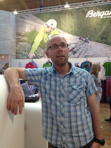 Tormod Granheim var på plass for Bergans – både i egen middels høye person og i kjempeformat på veggen. Tormod fikk for øvrig en del tyn for at klatrebildet var tatt i påfallende flatt terreng.