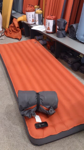 Kjenner du steiner og røtter gjennom vanlige turunderlag? Exped har laget et oppblåsbart liggeunderlag i samme tykkelse som de gode, gamle luftmadrassene fra 80-tallets gymsalovernattinger. Når du pakker det sammen er størrelsen fullt bærbar.