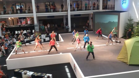 Du vet du er på Outdoor-messa i Friedrichshafen når vandrestaver og fjelltelt er blant rekvisittene på dansescenen.