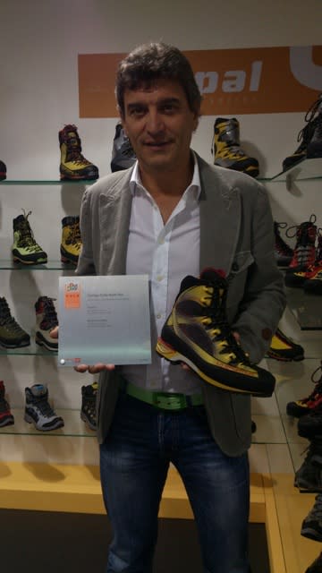 La Sportiva hentet en pris for sin nye tinderanglesko. Her viser sjefen sjøl fram skoen.