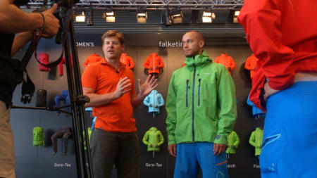 Norrøna-sjef Jørgen Jørgensen forklarer seg til tysk fjernsyn.