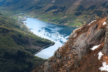 FRITT FRAM: Det er stor interesse for Via Ferrata-anlegg, som gir mange får muligheten til å bevege seg i bratt terreng på en trygg og ny måte. Men etableringen reiser både etiske, juridiske og politiske problemstilllinger som må diskuteres, skriver Ingrid Rui. Bildet er fra den populære Via Ferrata-ruta i Loen. Illustrasjonsfoto: Matti Bernitz Pedersen