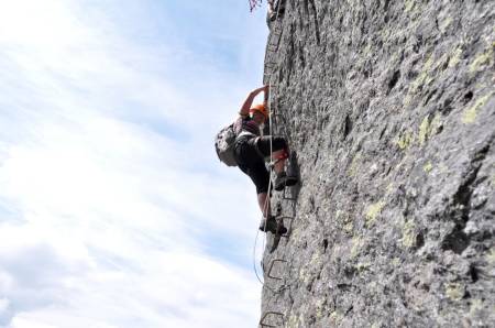 Via ferrata er blitt reiselivets nye yndling, men Norges Klatreforbund mener terskelen til bratte opplevelser er lav nok uten tilrettelegging av denne typen. Foto: Sandra Lappegard